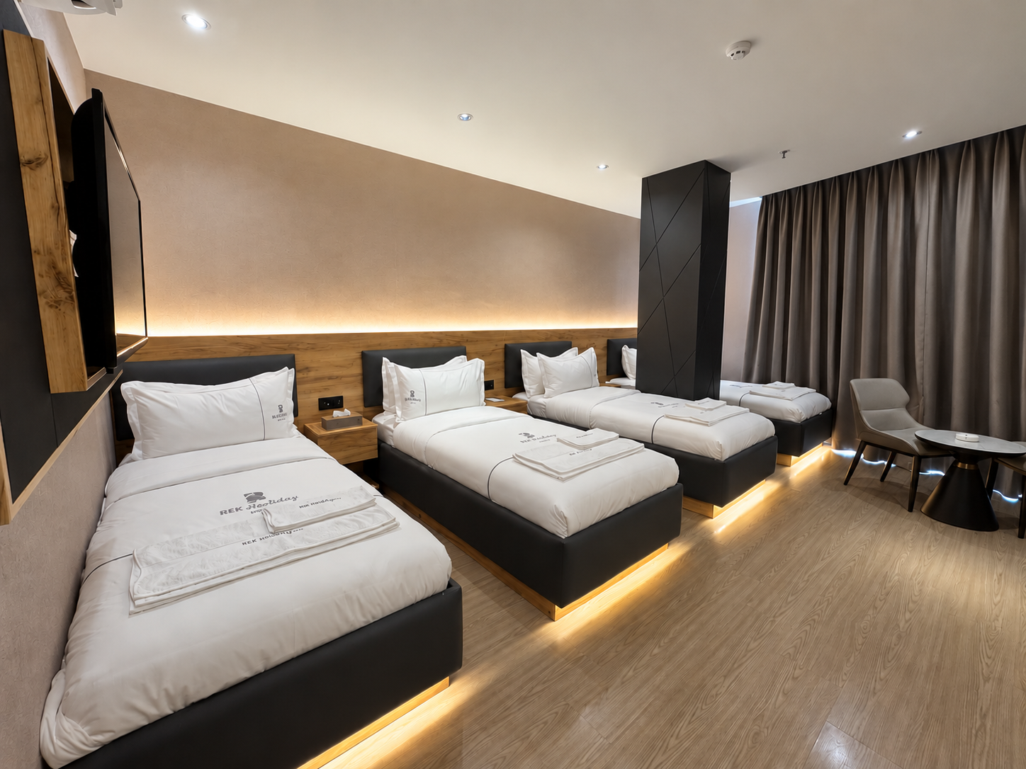 REK Holiday Hotel — Quadruple Room (4 Separate Beds)